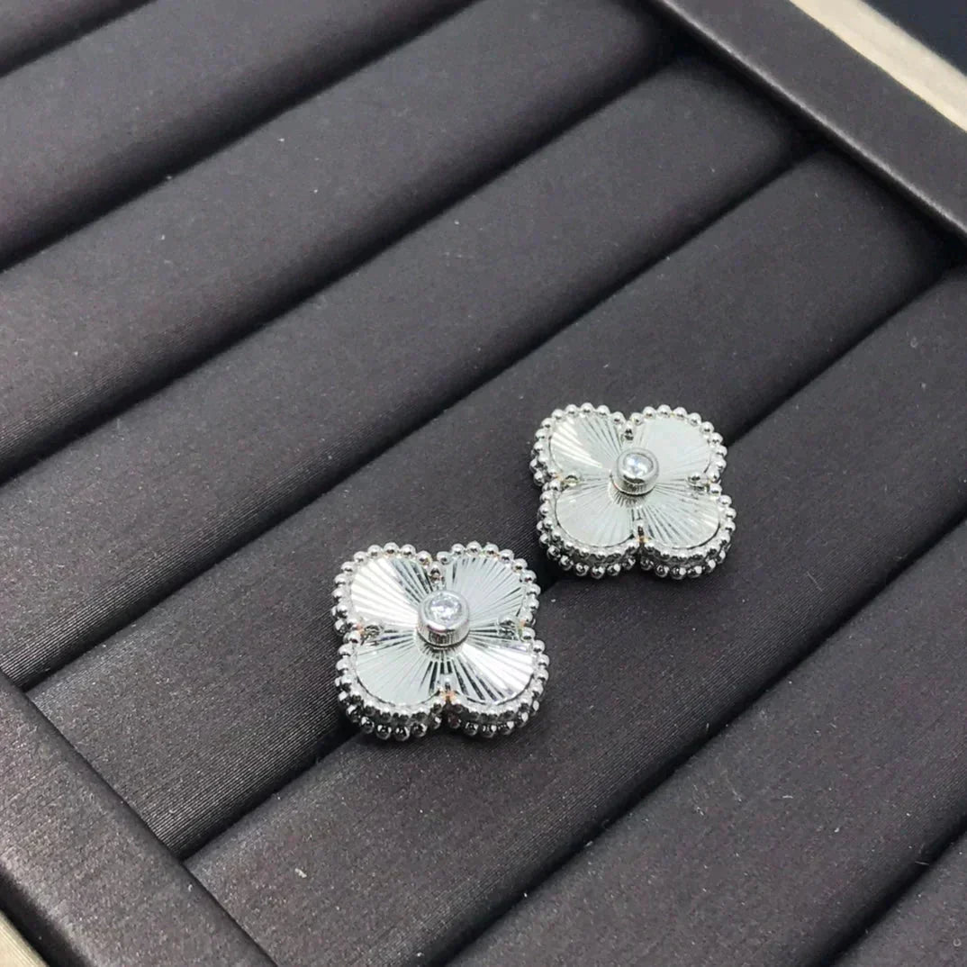 ¡®Dream¡¯CLOVER MINI 9.5MM LASER EARRINGS