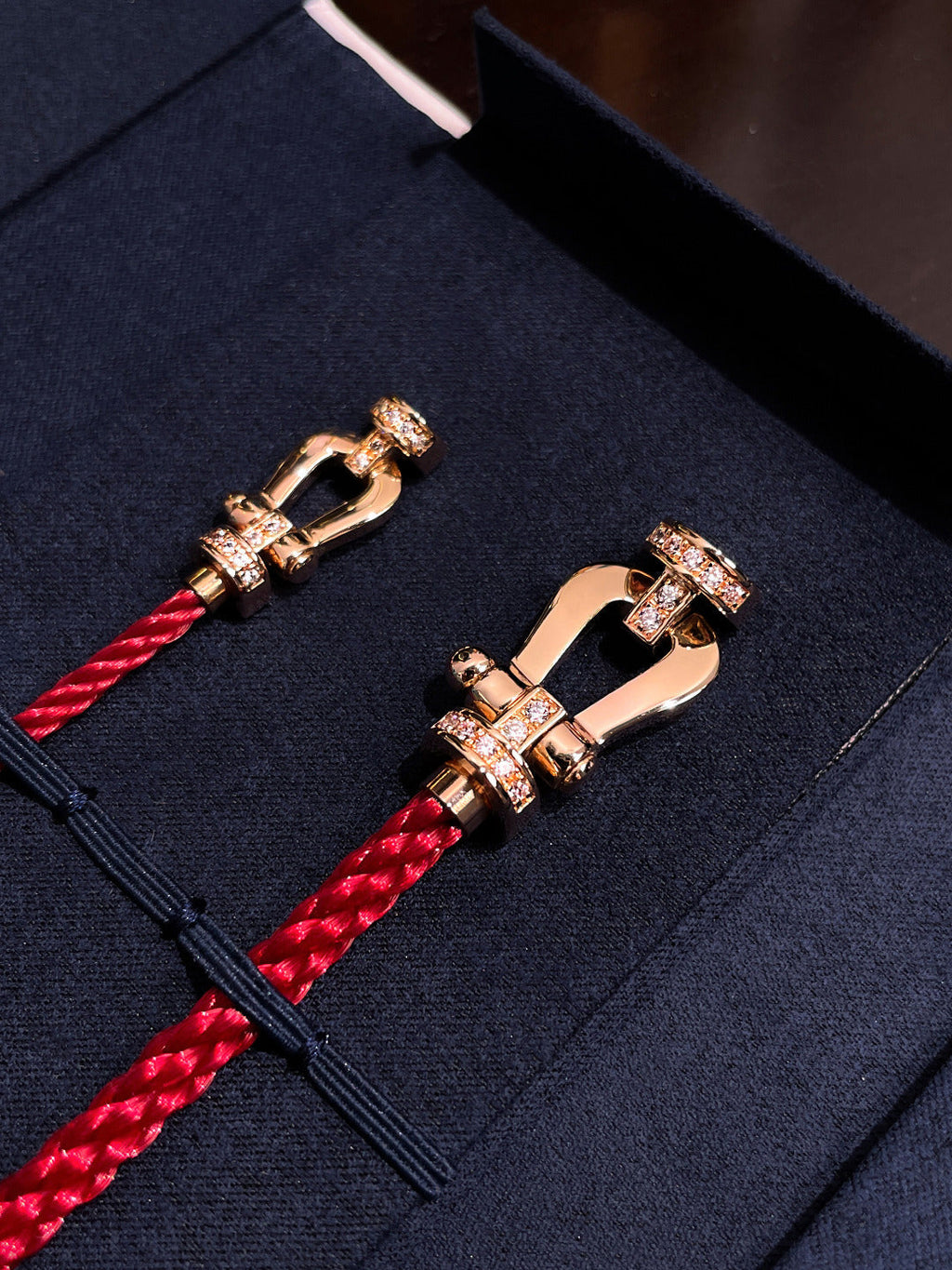 „Dream“FORCE 10 HALBER DIAMANT, ROSÉGOLD, ROTES KORDELARMBAND, GROSSES UND MITTELGROSSES MODELL