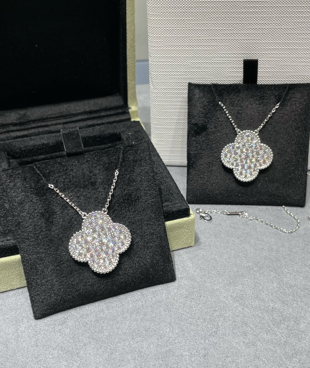 ¡®Dream¡¯CLOVER 25MM LARGE PENDANT DIAMOND PAVED SILVER NECKLACE