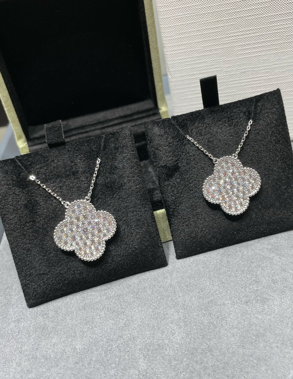 ¡®Dream¡¯CLOVER 25MM LARGE PENDANT DIAMOND PAVED SILVER NECKLACE
