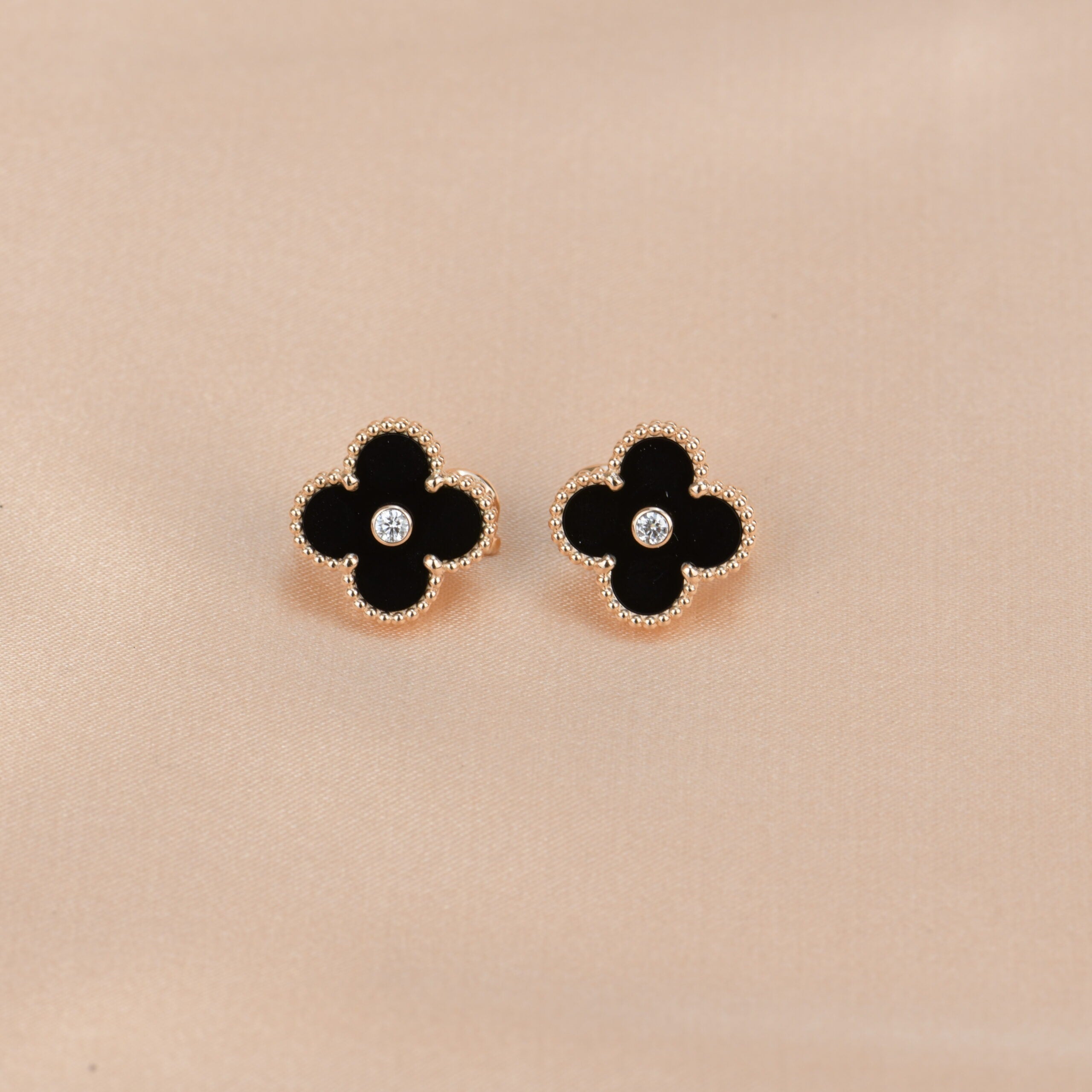 ¡®Dream¡¯CLOVER MEDIUM 1 MOTIFS ONYX DIAMOND EARRINGS