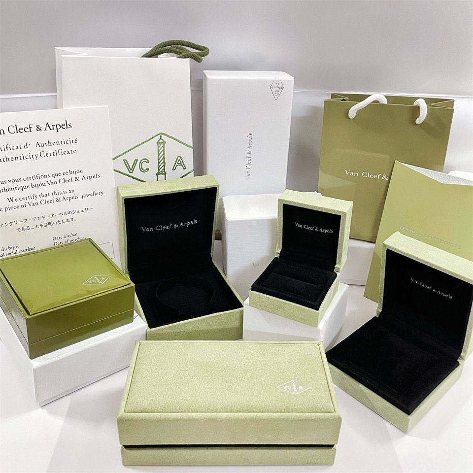 ¡®Dream¡¯VA CLOVER BRACELET NECKLACE RING BOX GIFT BAG