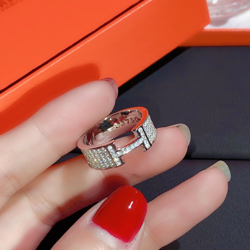 „Dream“-Ring mit vollem Diamantenbesatz