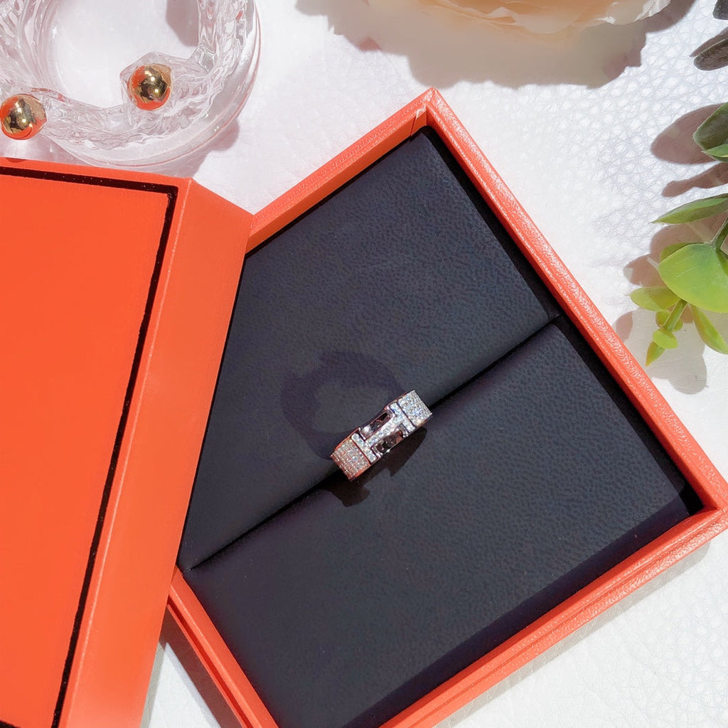 „Dream“-Ring mit vollem Diamantenbesatz