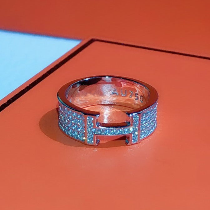 „Dream“-Ring mit vollem Diamantenbesatz