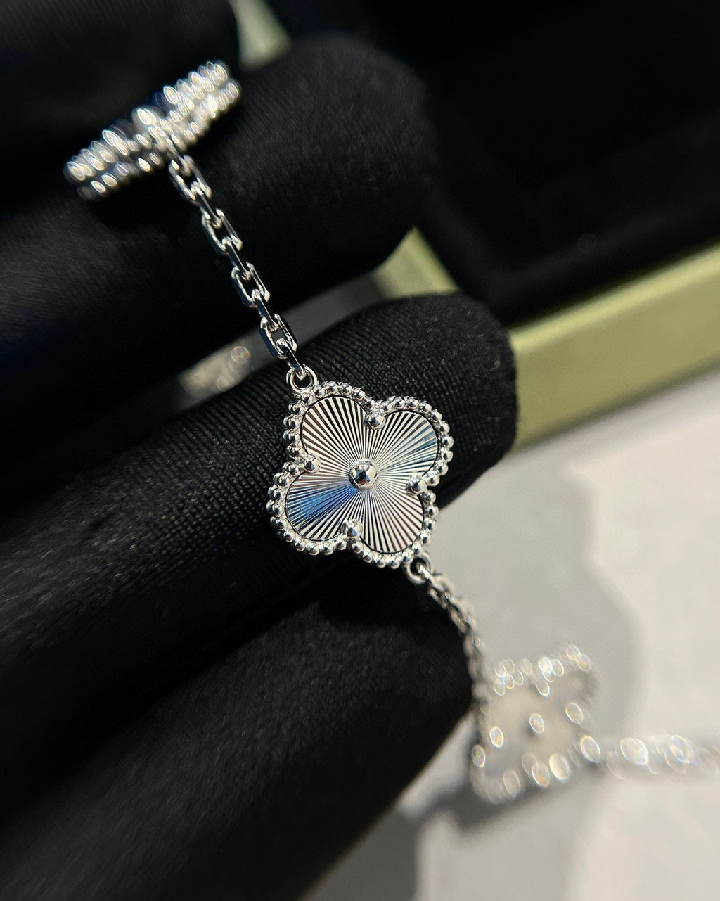 [Dream]New  CLOVER 5 MOTIF LASER BRACELET COLLECTION