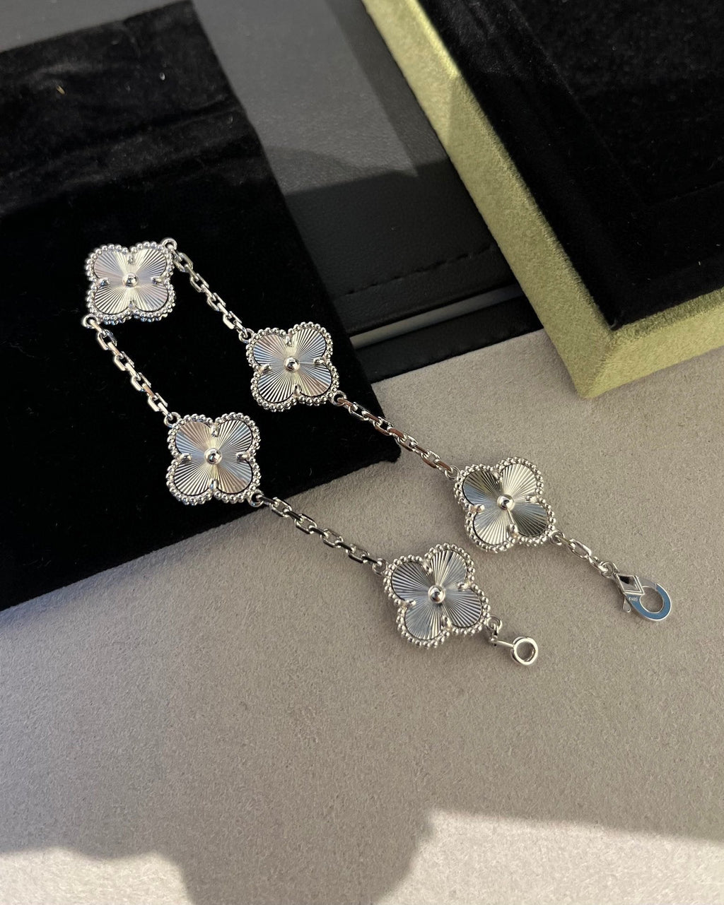 [Dream]New  CLOVER 5 MOTIF LASER BRACELET COLLECTION